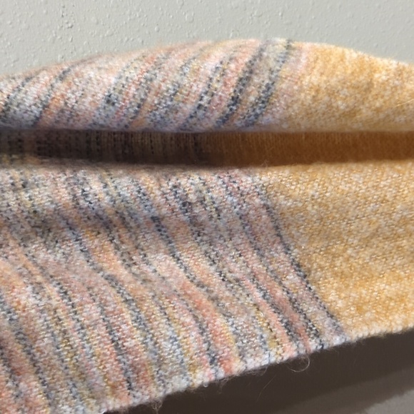 Unmade Copenhagen Sweater Blanket Scarf Wrap Fringe Acrylic Denmark - Picture 3 of 8